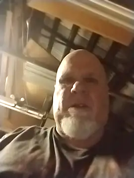 Reddog833 Show in webcam