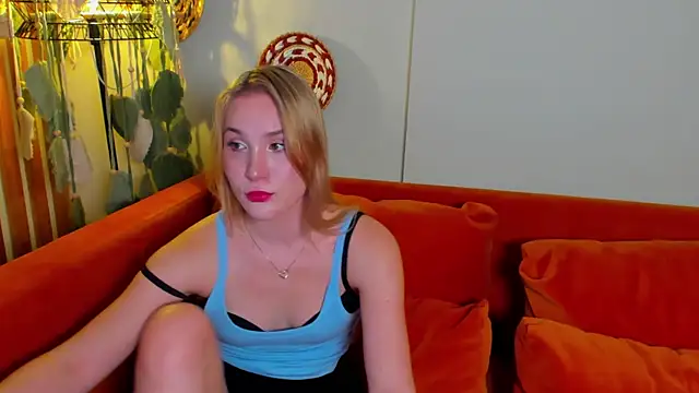 Show modela ElaraVoltage na web-kameri