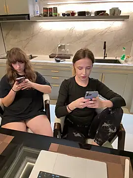 Nura_n_Sarahn Webbikameraesitys