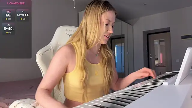 Monikacutie élő XXX-chatje