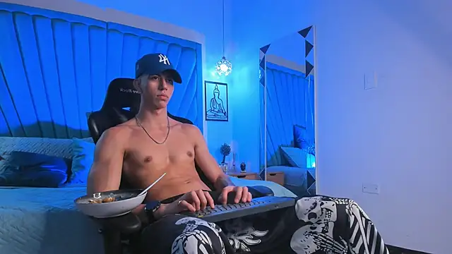 Show modela OliverThompsonJS na web-kameri