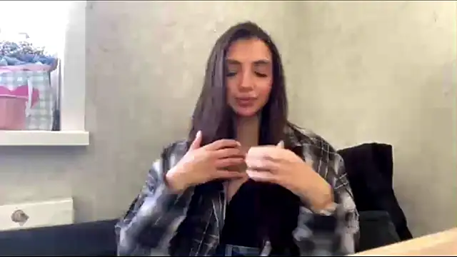 Chat XXX en directo de AlvinaMair