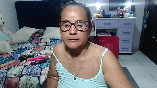 pervert_mommy_ 网络视讯表演