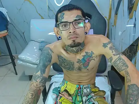 Boy_tatto77 Adlı Modelin Canlı XXX Sohbeti