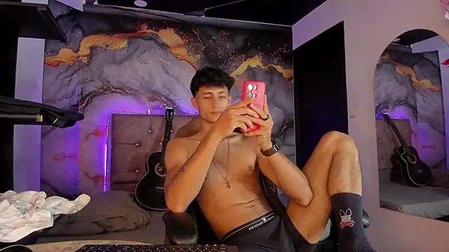MaxiimoRomano_ Adlı Modelin Canlı XXX Sohbeti