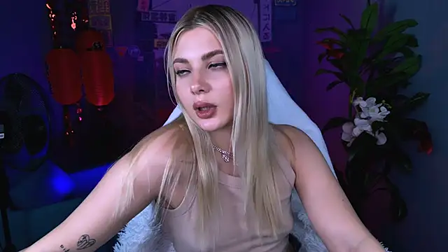 HyileyClark Adlı Modelin Canlı XXX Sohbeti