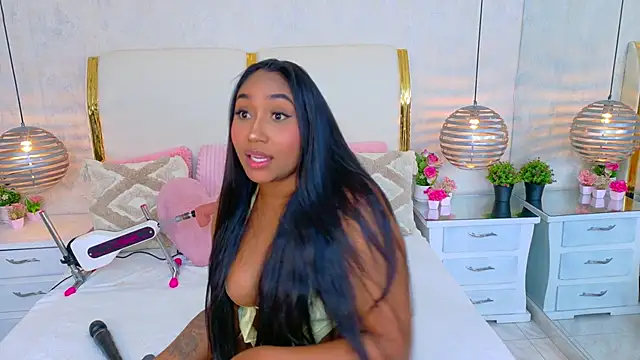 NaiomyLanes' Webcam Show