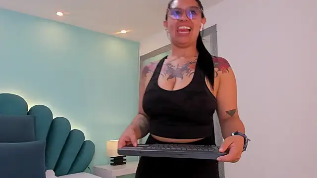 sharlott18's Live XXX Chat