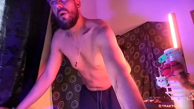 Guyst049 Show in webcam