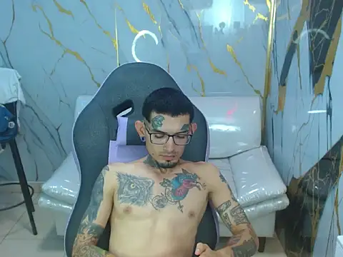 Boy_tatto77 即時 XXX 聊天