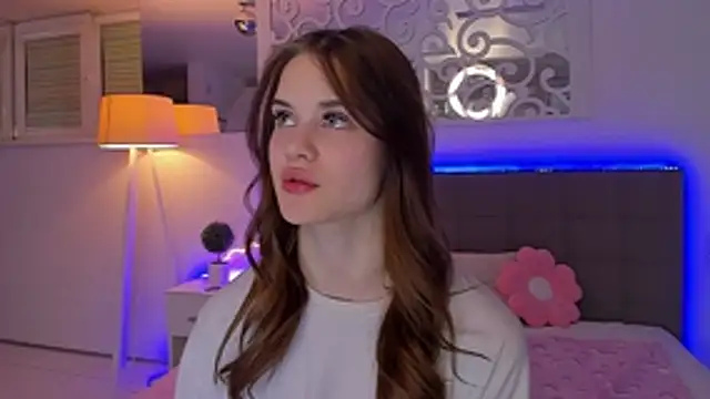 LuisaClover Adlı Modelin Canlı XXX Sohbeti