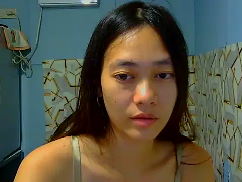urnaughty_creamypie élő XXX-chatje