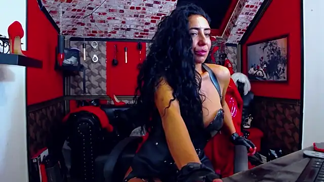 DommeBellatrix élő XXX-chatje
