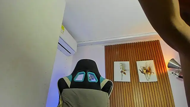 Alexis_21cmのウェブカメラショー
