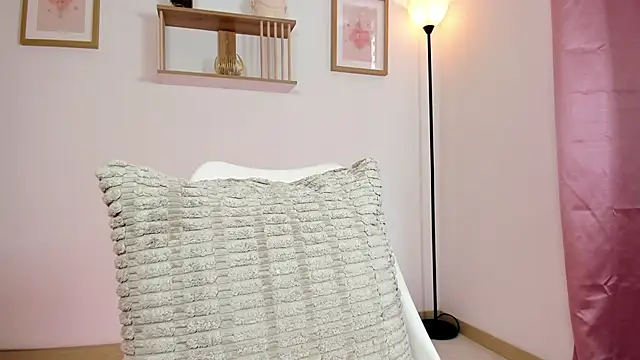 Lilabril élő XXX-chatje