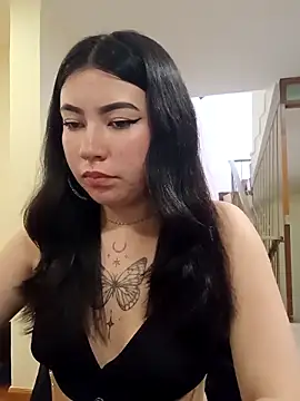 Emiily__Evans Adlı Modelin Canlı XXX Sohbeti