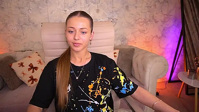 Show modela DoveLovee na web-kameri