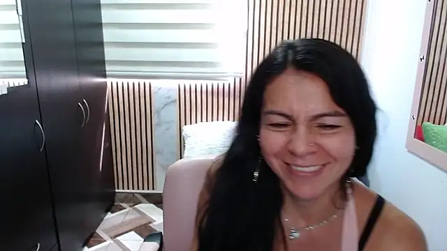 camilavargas_ Adlı Modelin Canlı XXX Sohbeti