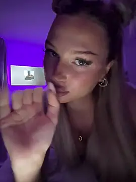 blondeeee's Live XXX Chat