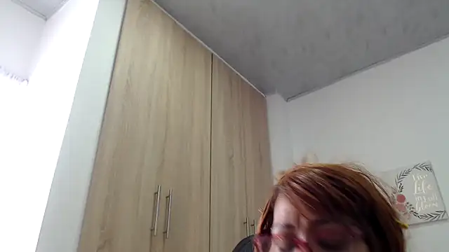 Webkamerová show BustyMilf_