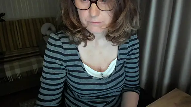 lauraoven Chat XXX live