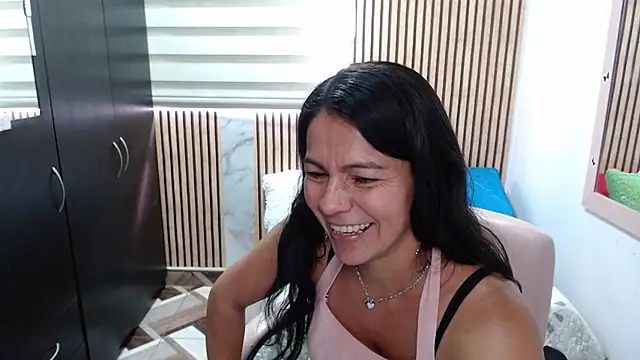 camilavargas_ Adlı Modelin Canlı XXX Sohbeti