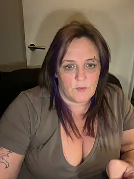 Busty-GilfQuinn's Live XXX Chat