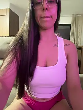 Show de Larah_222 na webcam