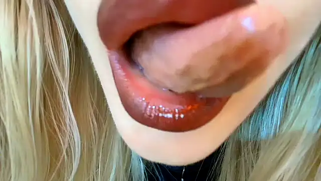 Politeeliza's Webcam Show