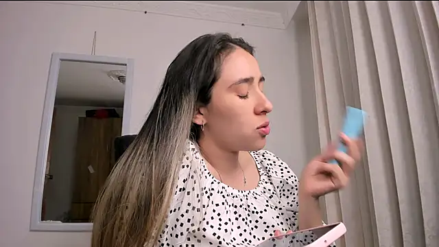 Sara_kaic লাইভ XXX চ্যাট