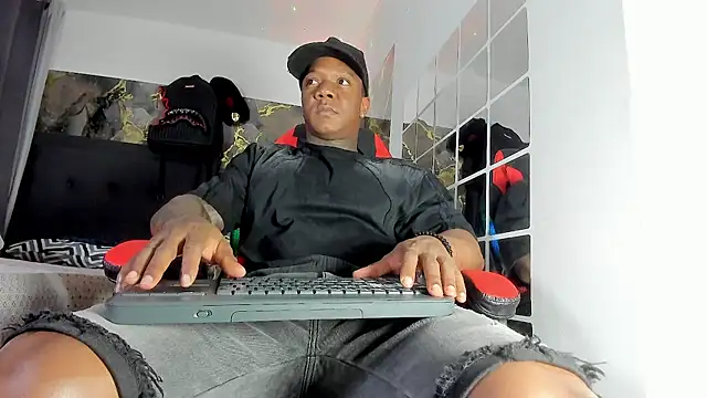 ronnie_7777 Chat XXX in diretta