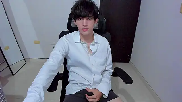 eren_188 Live XXX Chat