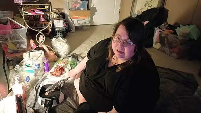 ChubbiGhostiii Show in webcam