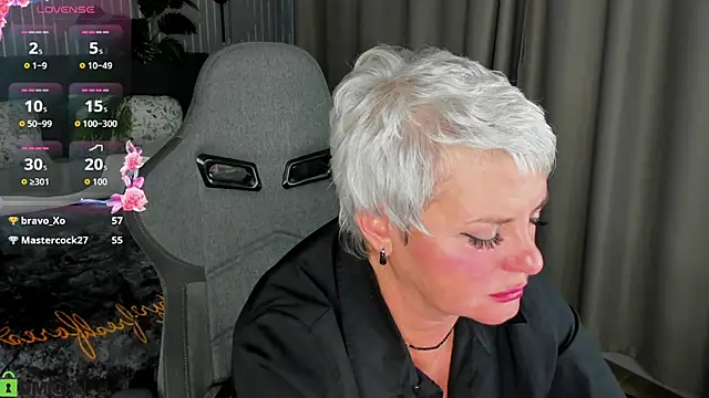 Linda_Zef1r's Live Chat Room