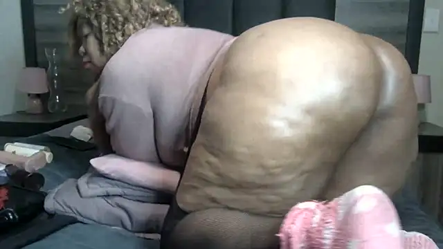 BigButt-MomJ75 Adlı Modelin Canlı XXX Sohbeti