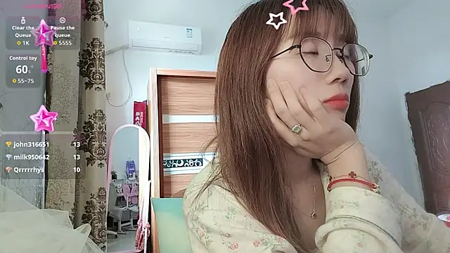 Lili_666 Adlı Modelin Canlı XXX Sohbeti