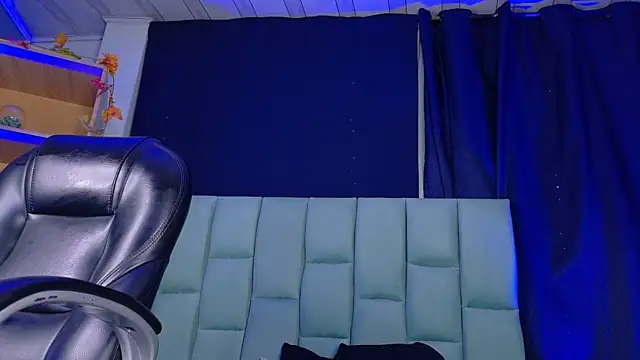 Chatroom XXX en direct de Emilyy05_