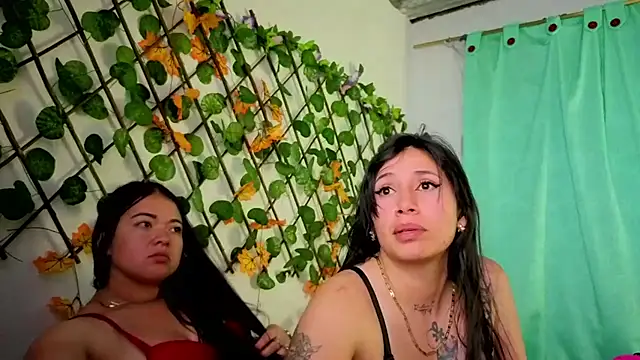 Scarlet_And_SofiDioamond's Live XXX Chat