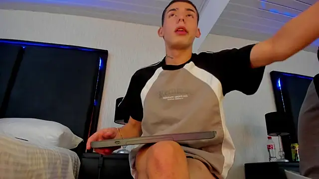 Aron_maxx's Webcam Show