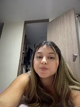 lunablossom_ Show in webcam