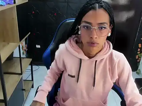 KarlaSlutSkinny__ élő XXX-chatje
