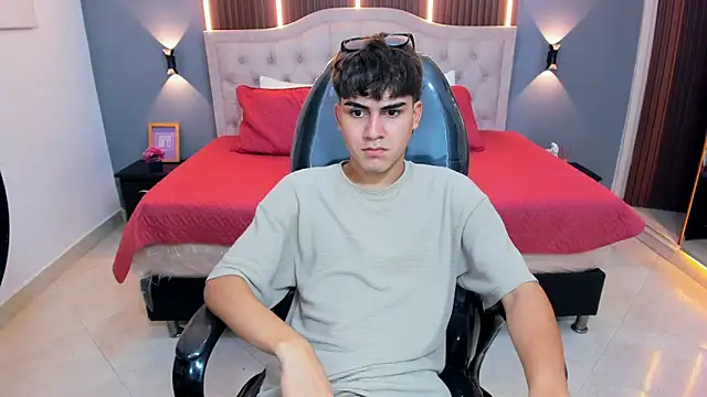 Tommy18__ live XXX chat