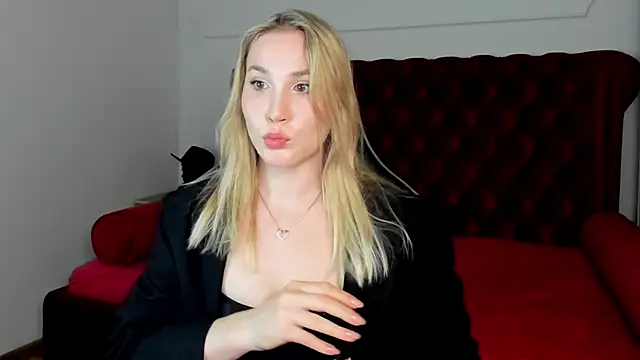 ElaraVoltage live XXX chat
