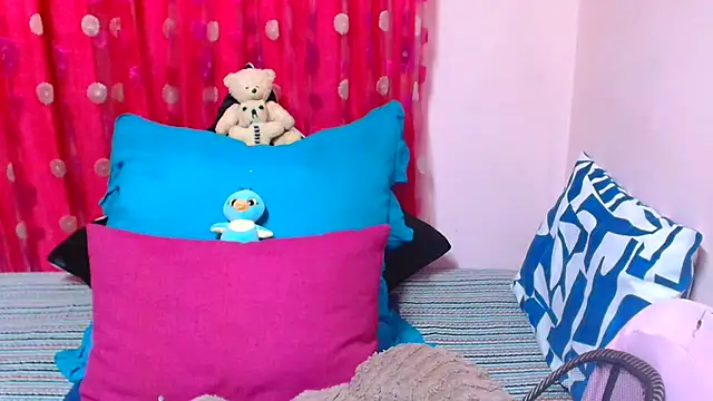 SLUTTYROXY's Live Chat Room