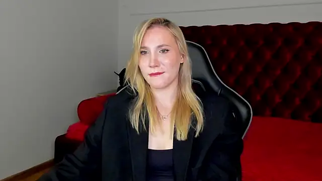 ElaraVoltage's Live XXX Chat