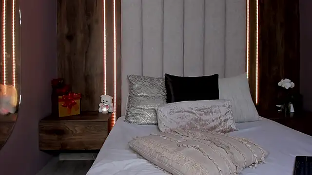 LucySalvatore_'s Live XXX Chat