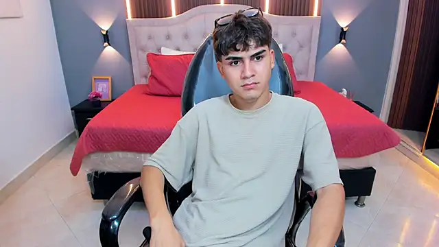 Tommy18__ Chat XXX in diretta
