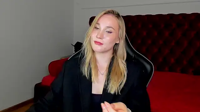 ElaraVoltage's Live XXX Chat