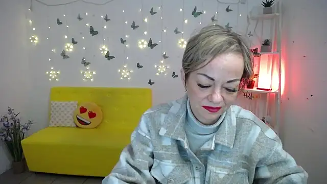 NikaMayu élő XXX-chatje