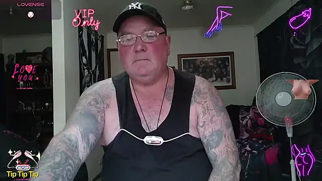 KINKYBLUEYES69 即時 XXX 聊天